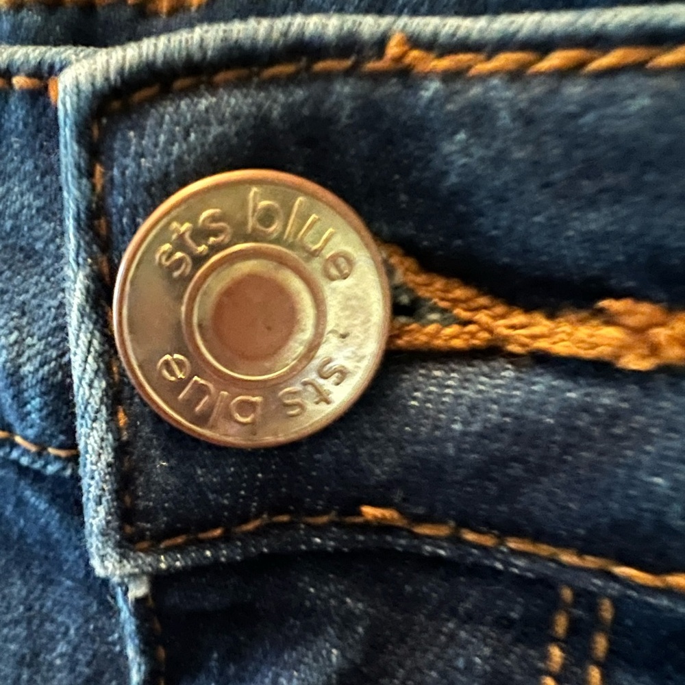 STS Blue Aubrey Mid Rise Frayed Hem Boyfriend Short - Picture 3 of 8